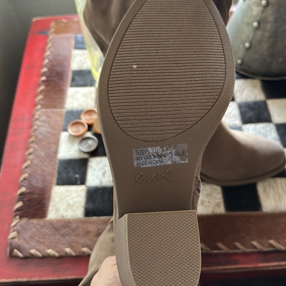 Above knee suede boot - Picture 2 of 7